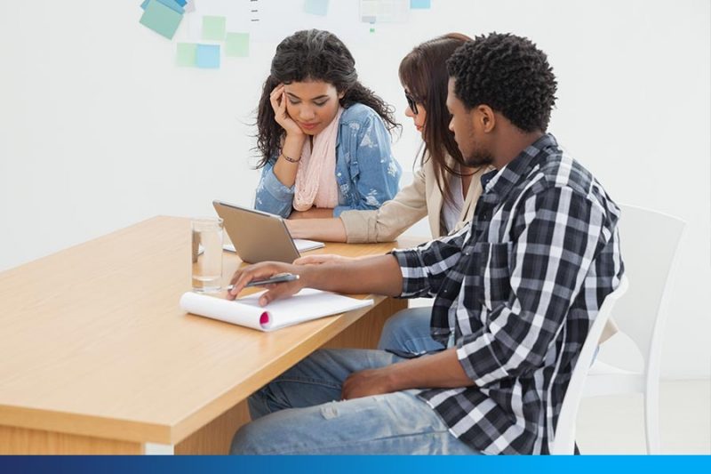 Grupo De Personas Organizando Una Investigación www.questionpro.com