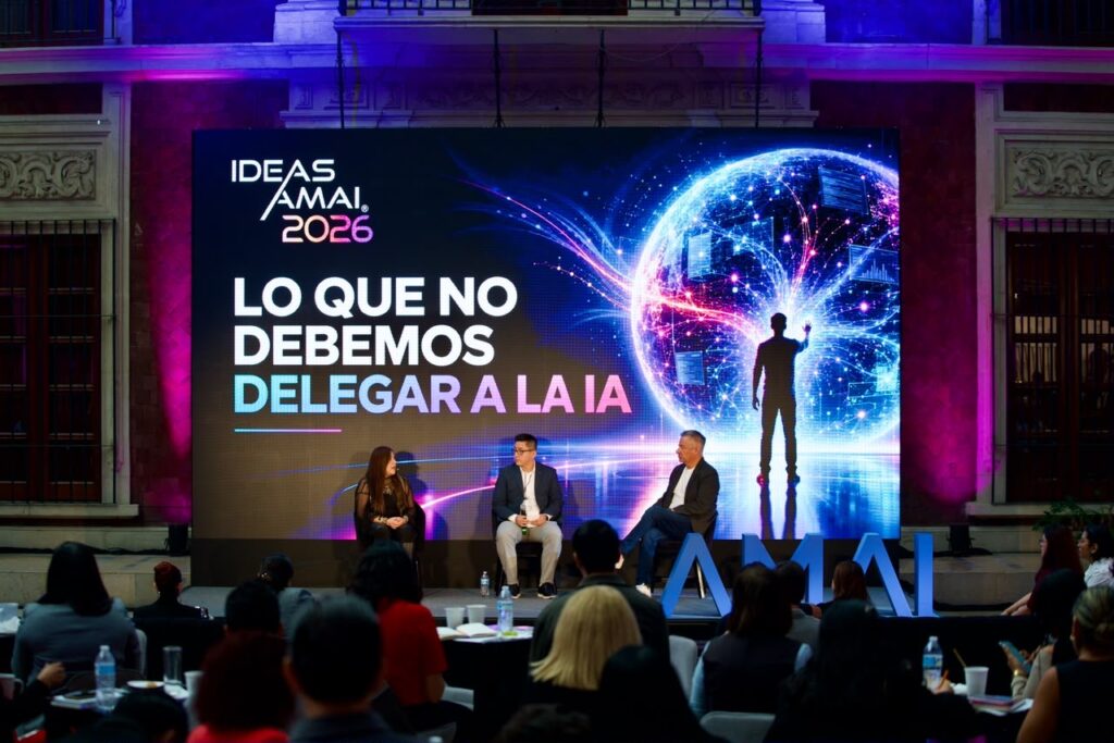 María Elena León, de Pearson, y a Gabriel Richaud, de IAB México, Fernando Mosqueda, de MCK Agency.